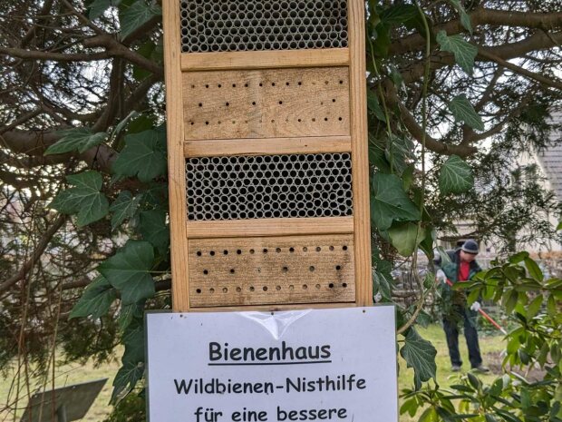 Bienenhaus auf dem Friedhof Mölln